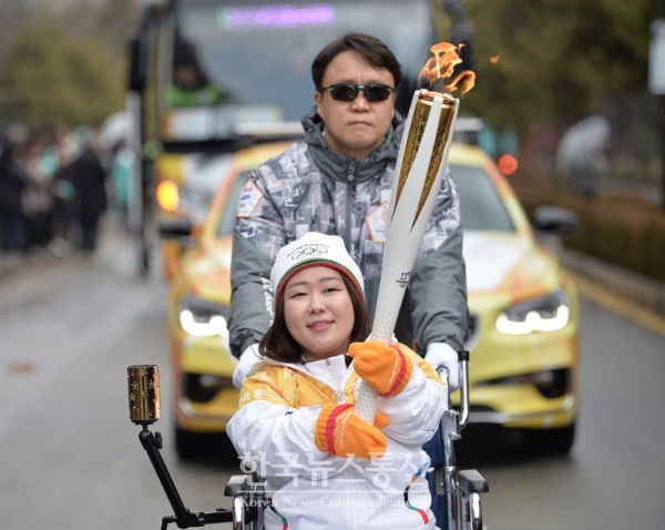 평창을 밝힐 동계올림픽 성화가 10일 대전에서 2일차 일정을 시작했다.