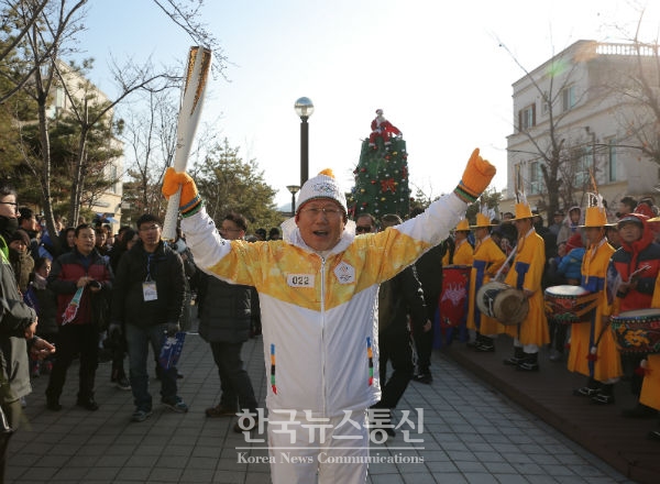 2018 평창동계올림픽 성화가 아산을 방문, 성공적으로 봉송을 완료했다.