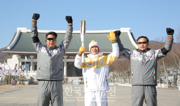2018 평창 동계올림픽을 밝힐 성화가 17일 천안에서 봉송을 진행, 충남지역에서의 여정을 성공적으로 마무리했다.