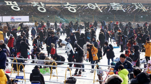평창군이 지난 22일 개막한 평창송어축제가 평창동계올림픽 폐막일까지 66일의 대장정의 문을 열고 12월 25일까지 관광객 6만8천명이 찾는 성과를 거뒀다.