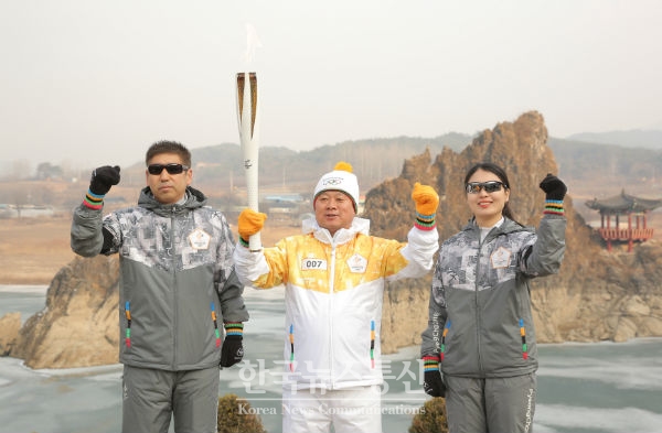 평창을 환하게 밝힐 동계올림픽 성화가 23일 온달 장군의 도시로 유명한 단양에서 도착해 봉송을 마쳤다.