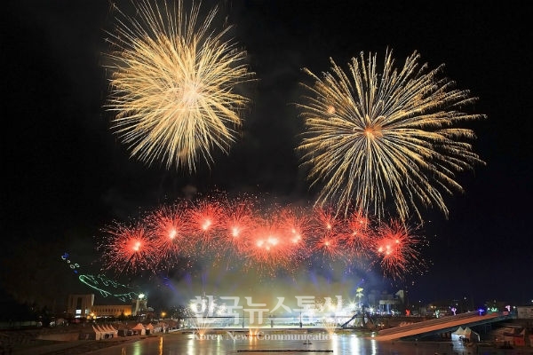 지난 6일 "얼음나라 화천 산천어 축제" 개막을 알리는 불꽃이 하늘을 밝혔다.[사진 : 정강주 취재팀장]