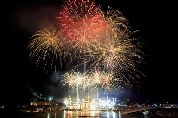 오는 13일 오후 4시부터 춘천시 소양강스카이워크 일원에서 ‘2018 평창동계올림픽 G-30 춘천불꽃축제’가 개최된다.[사진 : 화천산천어축제 개막식]