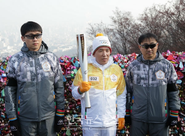 2018 평창 동계올림픽 성화가 15일 서울의 주요 명소 등을 달리며 번화한 서울의 모습을 소개했다.
