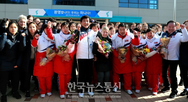 지난 25일 여자아이스하키 남북단일팀이 국가대표선수촌 입촌식을 가졌다.