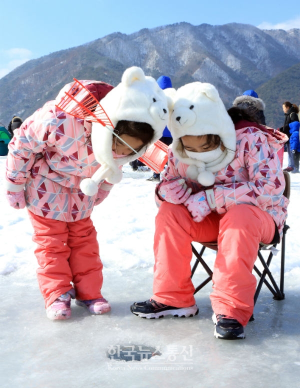 폐막 하루 전날인 3일 2018 인제빙어축제에 참가한 아이들이 빙어낚시에 집중하고 있다.
