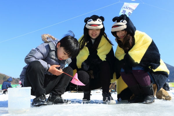 2018 인제빙어축제에 참가한 가족들은 올 겨울 마지막 빙어낚시에 열을 올리고 있다.