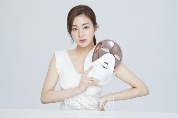 배우 강소라가 LED마스크 전문기업 ㈜셀리턴과 광고 모델 계약을 체결했다.