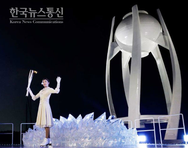 2018 평창동계올림픽 개막식이 진행된 9일 강원도 평창 올림픽스타디움은 마지막 성화봉송 주자 여신 김연아의 향기로 가득했다.