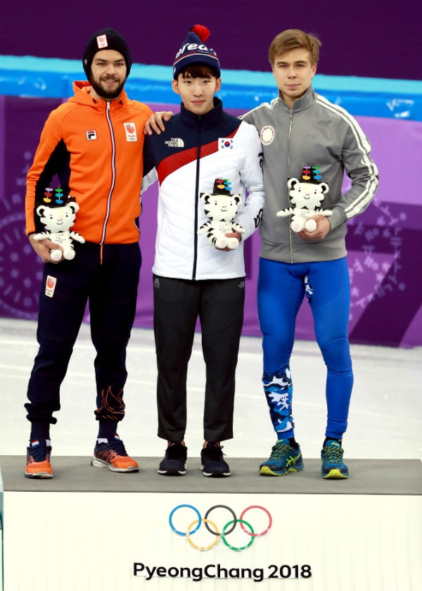 임효준 선수(22·한국체대)가 쇼트트랙 남자 1,500m에서 금메달을 획득하며 대한민국 선수단의 첫 승전보를 울렸다.[사진 : 시상대 가운데 임효준 선수]