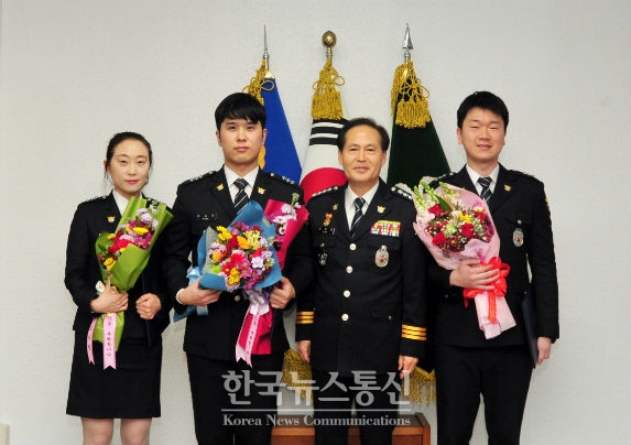 인제경찰서(서장 김호영)는 20일 경찰서장실에서 각 과장 및 동료직원 등이 참석한 가운데 승진임용식을 진행했다.