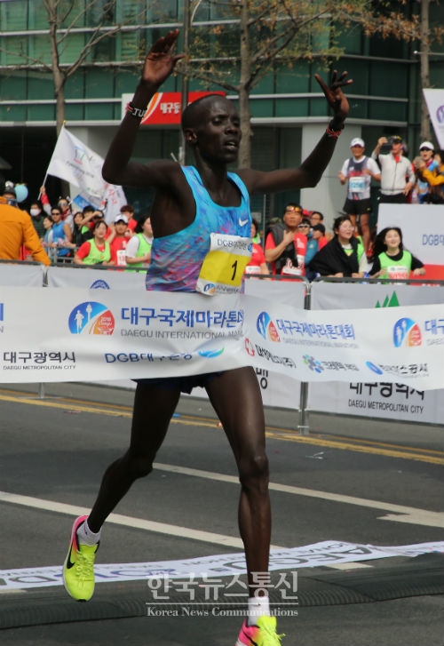 이날 대회에서는 아브라함 킵툼(케냐)선수가 2시간 6분 29초 대회신기록으로 국제 남자부 우승을 차지했다.