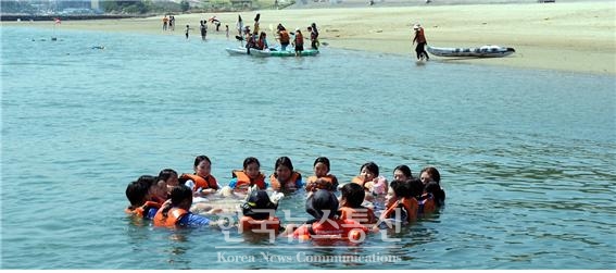 △지난해 여수 청소년 해양아카데미 참여자들이 생존수영법을 배우고 있다.