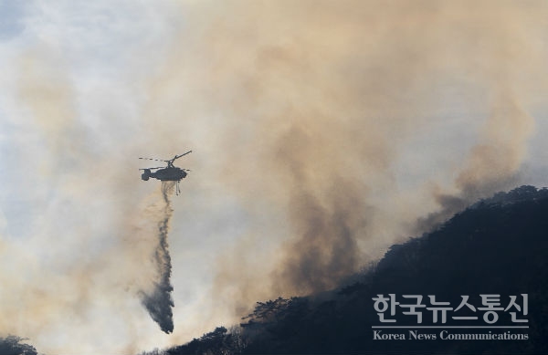 21일, 강원 춘천시 삼악산에서 산불이 발생해 헬기가 진화에 나서고 있다.[사진 : 정강주 취재국장]
