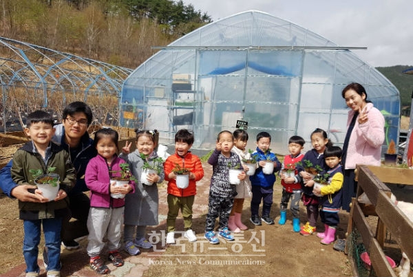 21일, 고성군 간성읍 해상리 790에 위치한 여가의 뜰(대표 여세근)은 요즘 딸기를 주제로 한 체험 운영으로 활력이 넘친다.