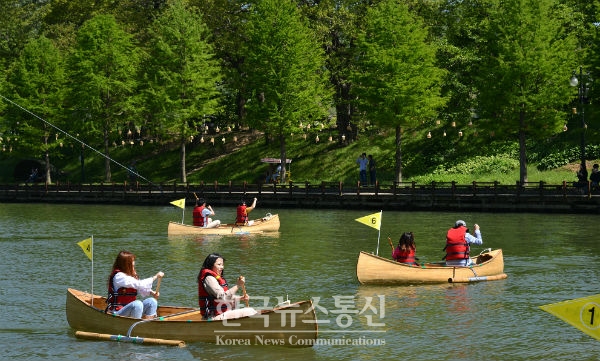 5일, 담양대나무축제를 찾은 20대 청춘들이 대나무로 만든 카누를 타고 노를 저으며 즐거운 시간을 보내고 있다.