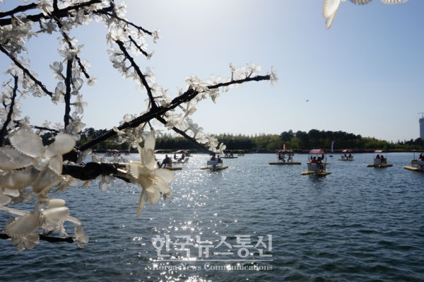 2018고양국제꽃박람회가 한창인 고양시 호수공원에서는 향기 가득한 호수 위 운치를 뒤로한 ‘수상 꽃 자전거’가 인기다