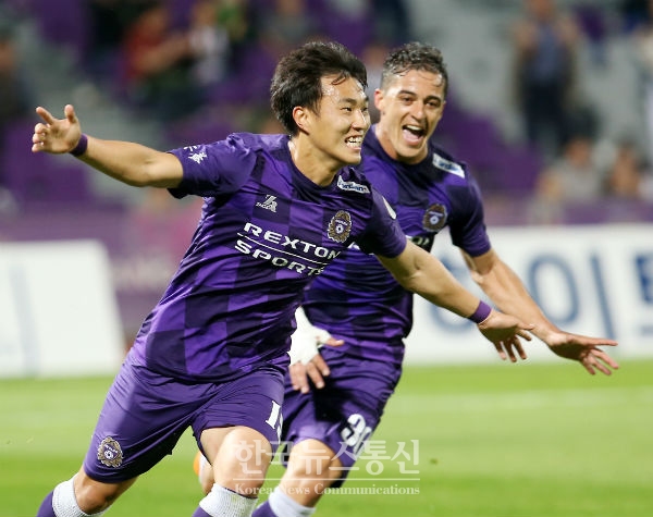 K리그2 FC안양이 지난 28일 오후 7시 30분, 안양종합운동장에서 열린 리그 13라운드에서 서울이랜드FC를 2-0으로 꺾고 리그 2연승을 달렸다.