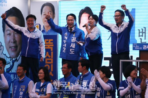 더불어민주당 박주민‧이재정 국회의원이 6일 저녁 전남 여수 학동 사거리를 찾아 권세도 여수시장 후보의 전폭적인 지지를 호소했다.