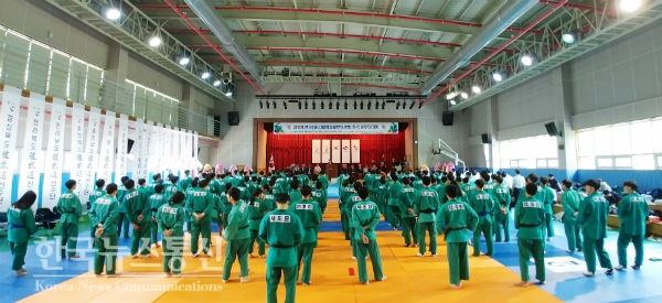 구미시(시장권한대행 부시장 이묵)는 지난 23일 『제10회 한국중고연맹 전국 용무도 대회』를 구미시선산청소년수련관에서 개최했다.