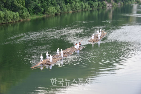 영월군(군수 최명서)이 주최하고 재단법인 영월문화재단이 주관하는 2018 동강뗏목축제가 8월 2일 목요일부터 8월 5일 일요일까지 개최된다.