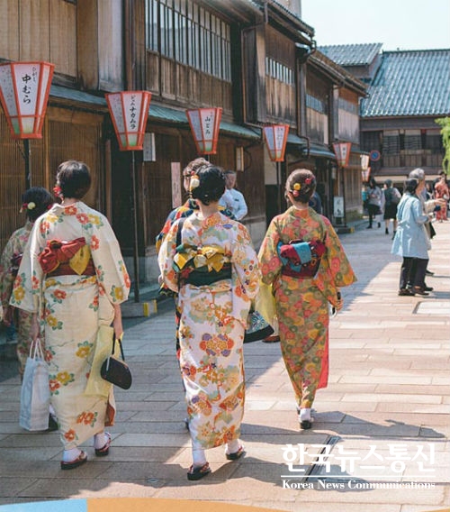 하나투어는 일본 소도시 여행 브랜드인 '리틀교토 가족여행' 기획전을 운영한다고 29일 밝혔다.