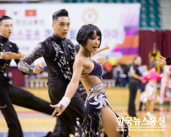 구미시(시장 장세용)는 지난 30일(일) 박정희체육관에서『제15회 구미시장배 전국댄스스포츠경기대회』를 개최했다.