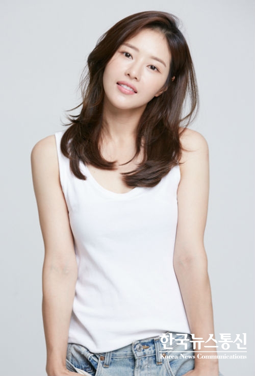 배우 박하나가 MBC 플러스 국내위기아동지원 특집방송 ‘휴먼다큐 사랑+’에 내레이션에 재능기부로 동참했다.