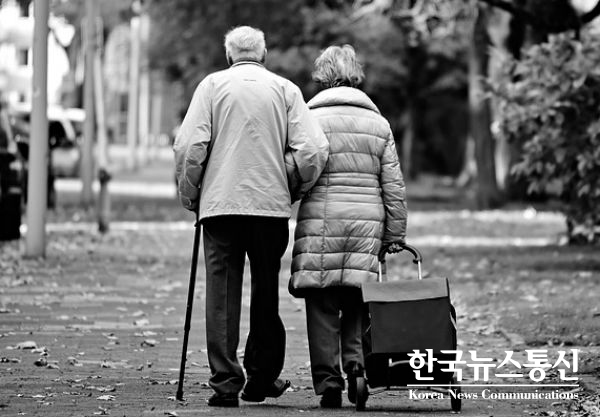 최근 5년간 노인요양병원과 요양시설을 이용하다 돌아가신 어르신이 43만명을 넘는것으로 나타났다.