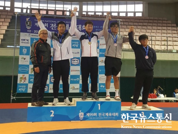 강원체육고등학교 조영준 선수(고3)가 레슬링 남자고등부 그레꼬로만형 97kg급 결승에서 금메달을 획득하고 시상을 하고 있다.
