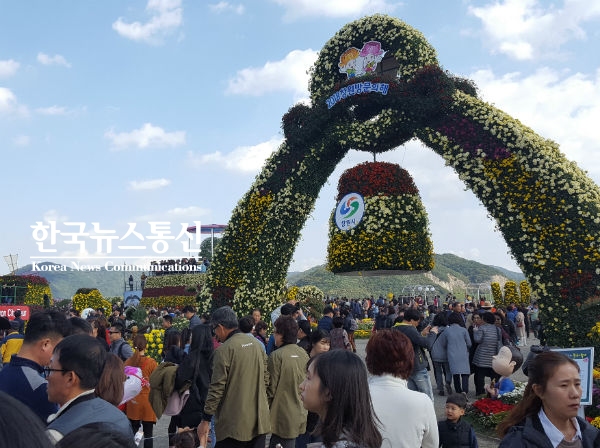 대한민국 명품 꽃 축제인 ‘제18회 마산가고파국화축제’가 지난 10월 25일 개막식을 시작으로 15일간 펼쳐졌던 국화 향연이 지난 9일 대단원의 막을 내렸다.