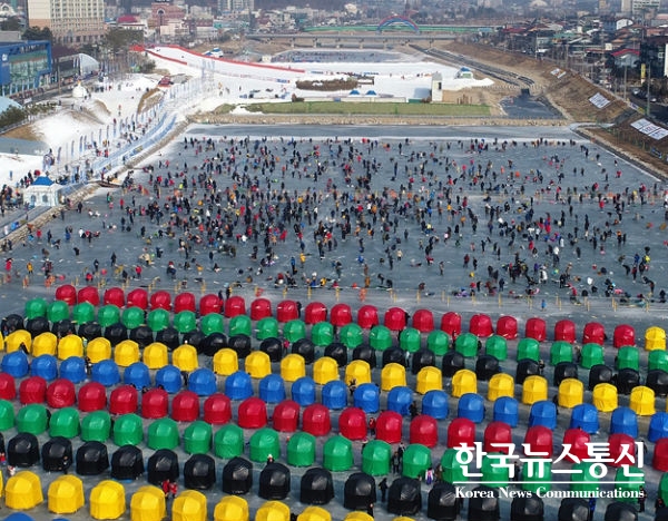 2018 동계올림픽의 도시 강원도 평창에서 평창송어축제가 올해도 어김없이 개최된다.[사진 : 오대천 일원에서 낚시하는 관광객들]