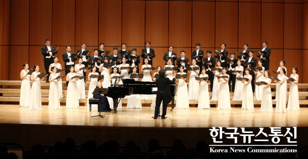 춘천시립합창단은 2019년 3월 21일 목요일 제100회 정기연주회를 기념하며 ‘송 오브 아리랑(Song of Arirang)’을 개최한다.