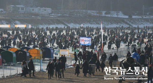 제12회 평창송어축제가 대박이 났다. 지난 22일 개막식 첫날 총 3만 4천명이 방문하고 얼음낚시 입장표가 모두 매진되는 등 대한민국 대표 겨울축제로서 기염을 토했다.