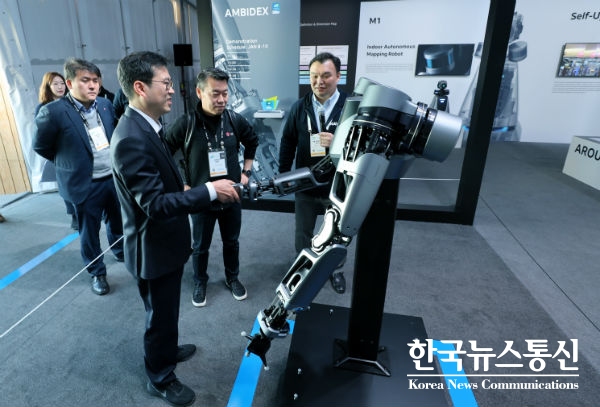 (오른쪽부터)미국 라스베이거스에서 열리고 있는 CES 2019에서 네이버랩스 석상옥 헤드와 LG전자 노진서 로봇사업센터장이 네이버 부스에 전시된 로봇팔 엠비덱스를 살펴보고 있다
