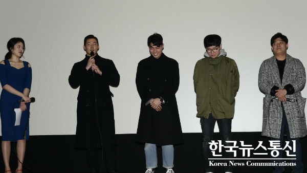 사진 : (왼쪽부터)MC홍제인, 박재홍, 도윤, 한이진, 서하늘 감독이 영화 관련 소개를 하고 있다