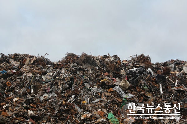 평택항에 보관 돼 있는 불법 쓰레기 4,600톤을 처리하는데 약 10억원이 소요될 것으로 확인됐다.[사진 : 불법 쓰레기]
