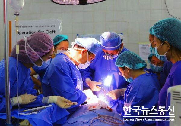 사진 : 2019년 선천성 안면기형 수술 미얀마 팀