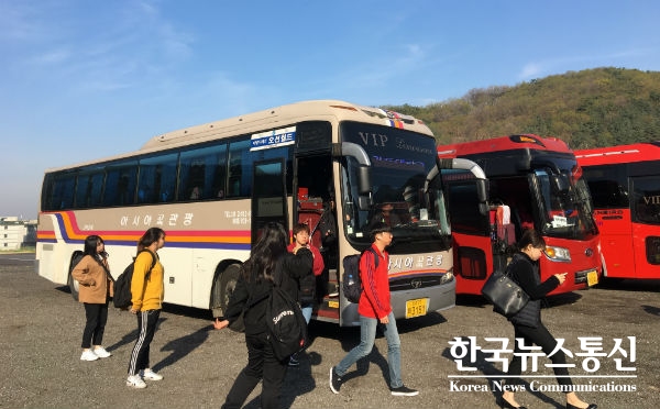 사진 : 김포대학교 무료통학버스로 등교하는 학생들