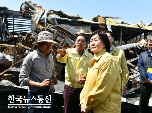 사진 : 박영선 장관이 진성폐차장을 찾아 정부 긴급 경영안정자금 지원 및 복구상황을 확인하고 있다.