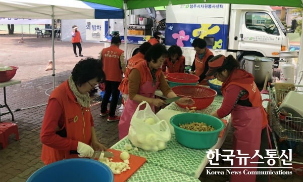 사진 : 청주시자원봉사센터 밥차 봉사자들이 아침 배식을 위해 준비하고 있다