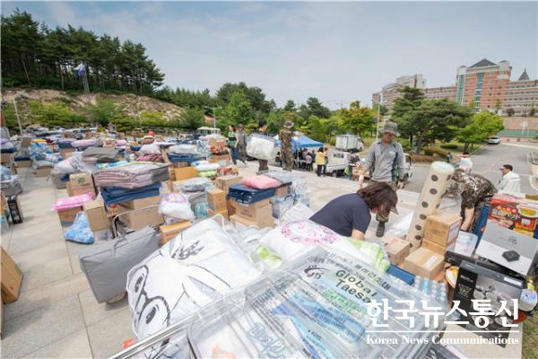 사진 : 고성군 지난 14일 경동대학교 체육관에서 산불피해 이재민에게 입주생활 구호물품을 배부하고 있다.