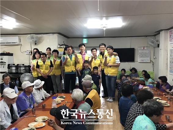 대전시 자치분권과 직원 20여명은 지난 22일 중구 선화동 행복한집을 방문해 독거 어르신 80여명에게 무료급식 자원봉사를 실시했다.
