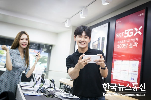 SK텔레콤 모델들이 서울 명동에 위치한 대리점에서 ‘갤럭시 노트10’으로 5G 서비스를 사용하고 있다