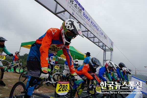 문화체육관광부와 국민체육진흥공단이 재정 후원하는 자전거선수 육성지원 사업의 일환으로 대한자전거연맹은 오는 21일부터 22일까지 2일간 세종 BMX 경기장에서 「2019 유소년 BMX KOREA CUP 대회」를 개최한다.