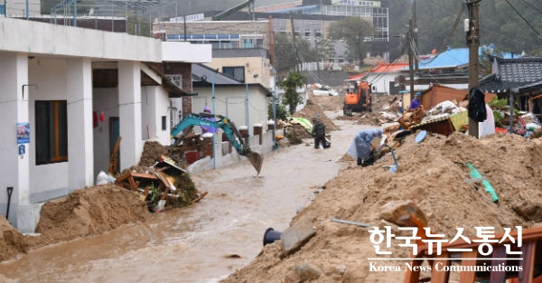 삼척시(시장 김양호)는 5일 태풍 ‘미탁’의 영향으로 피해를 입은 지역의 빠른 복구를 위하여 발 벗고 나섰다.[사진 : 신남 복구현장]