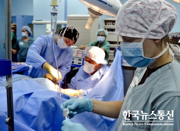 한국을 찾은 외국인환자가 지난해 다시 증가한 가운데, 여전히‘미용성형’에 대한 의존도가 가장 높고, 성형외과를 찾은 외국인 환자 중 중국인 환자가 절반을 넘는 것으로 나타났다.