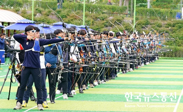 사진 : 현대자동차 정몽구배 한국양궁대회 2019에 참가한 선수들이 예선전을 진행하고 있다.