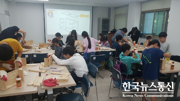 서울시(시장 박원순) 및 동작구청가 주최하고 서울시보라매인터넷중독예방상담센터의 주관으로 진행한 ‘Family Makers’ 프로그램은 4월부터 10월까지 24회기 진행됐다.