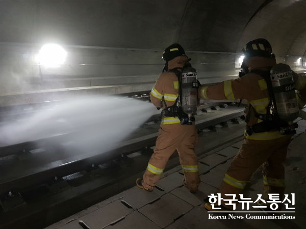 강원소방본부와 한국철도공사 강원본부가 터널 내 열차 탈선에 따른 인명피해 방지와 화재발생에 대응하기 위하여 힘을 모았다.
